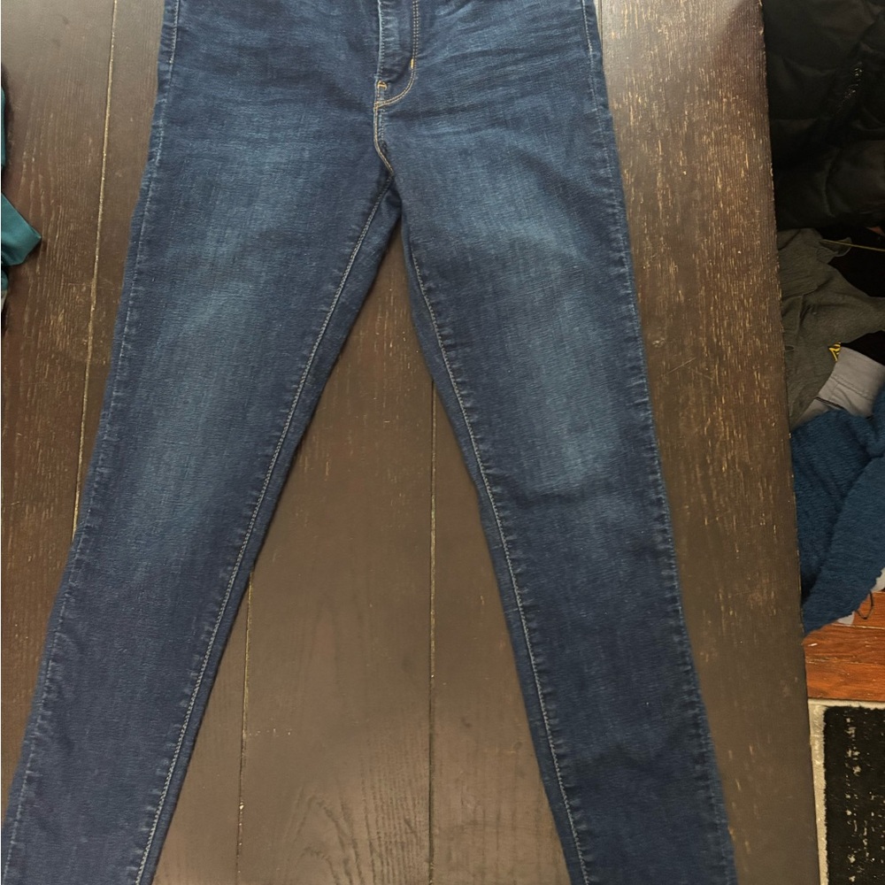 2 pairs Levi's Dark Blue and Medium Blue Women's Highrise Skinny Jeans 30/30